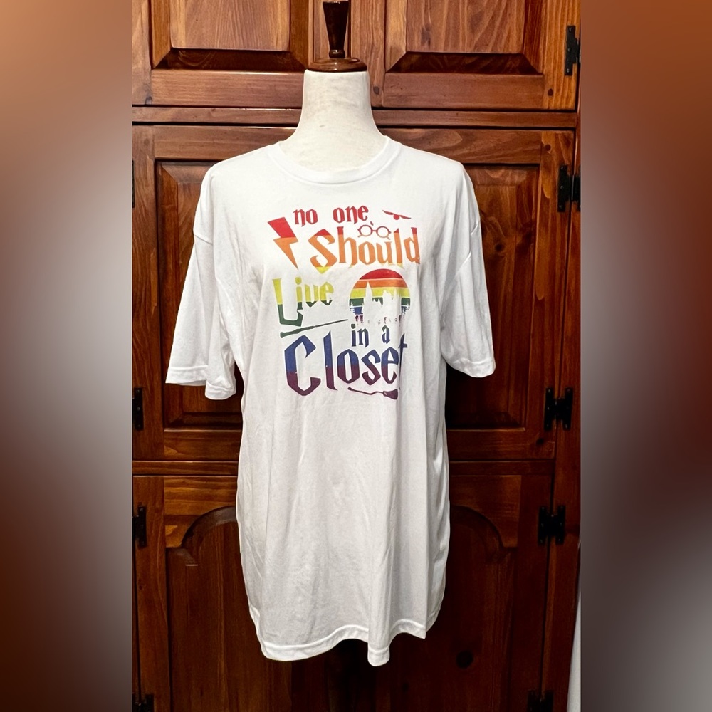 Gildan White Graphic Tee - Short Sleeve